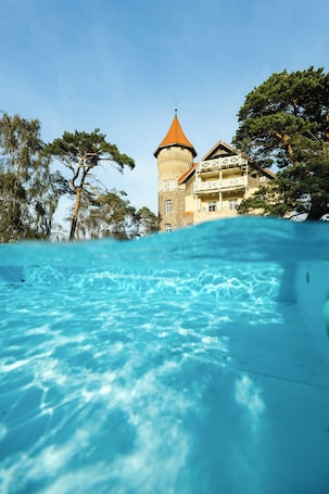 Una piscina al aire libre de temporada (de 10:00 a 21:00), sombrillas. Zamek Leba