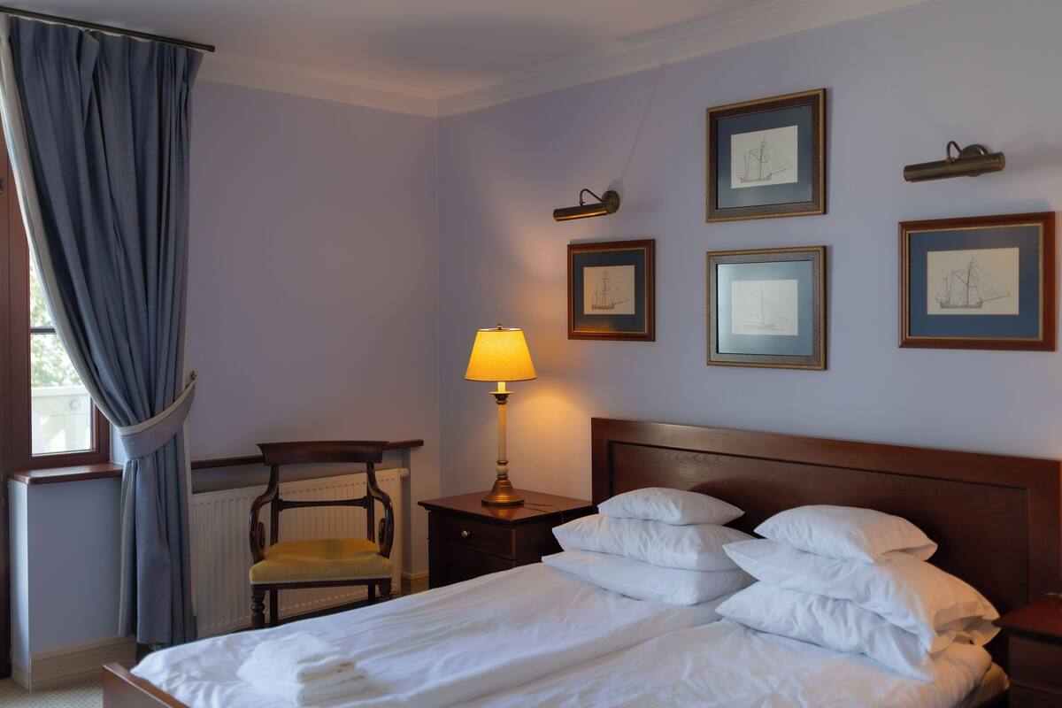 Habitación clásica, 1 habitación, balcón, vista al mar | Caja de seguridad en la habitación y decoración personalizada