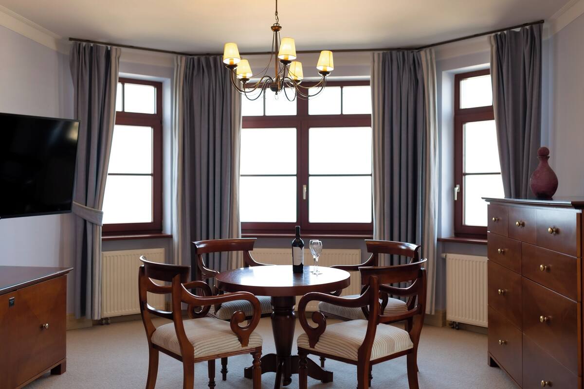 Junior-Studiosuite, Balkon, Meerblick | Hochwertige Bettwaren, Zimmersafe, Bügeleisen/Bügelbrett