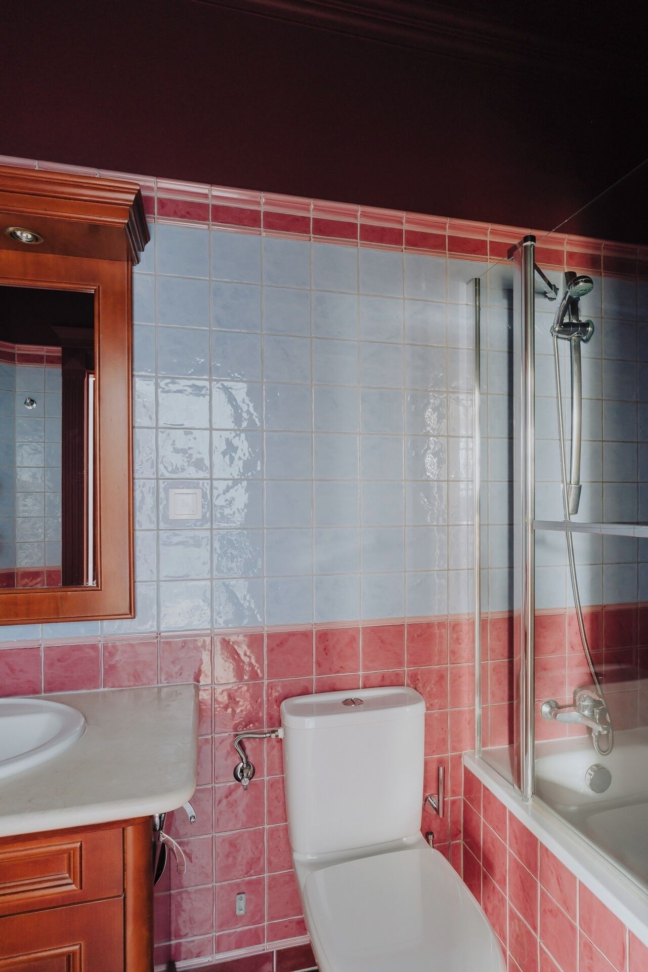 Un baño con inodoro, lavabo y ducha.