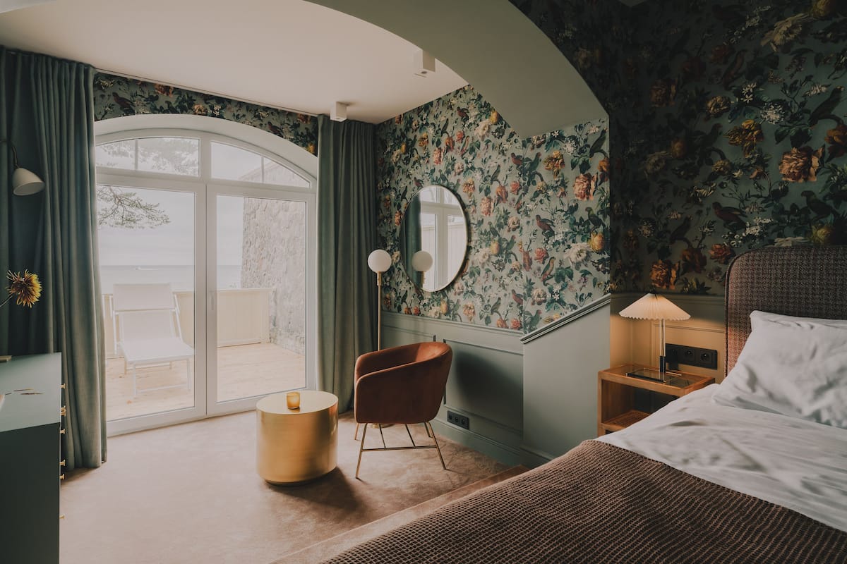 Premium bedding, in-room safe, individually decorated