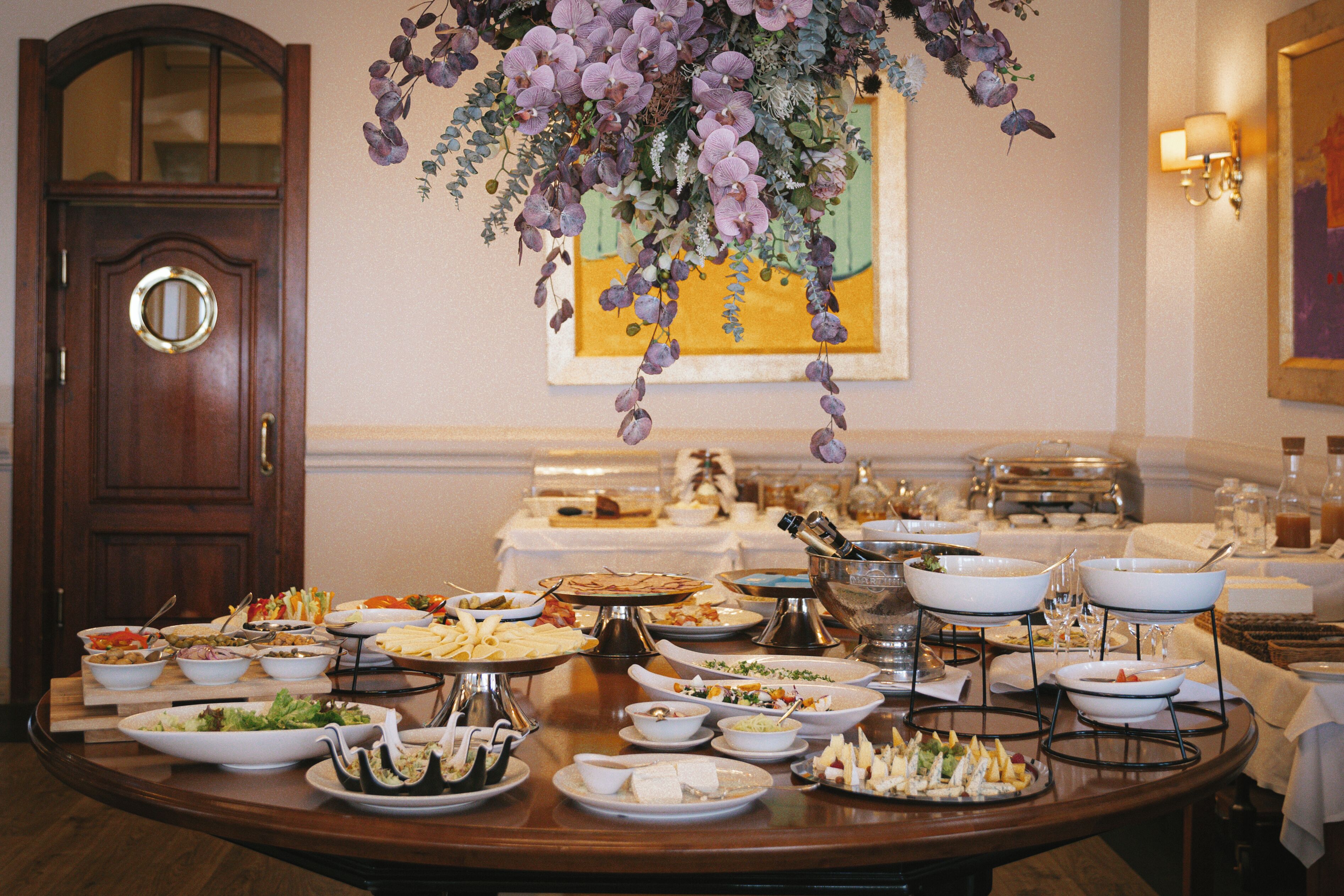 فطور أوروبي يوميًا بتكلفة قدرها (150 PLN للشخص)