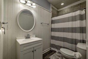 Cabin, 3 Bedrooms | Bathroom | Towels