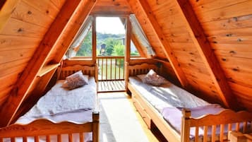 2 bedrooms, travel cot, free WiFi, bed sheets