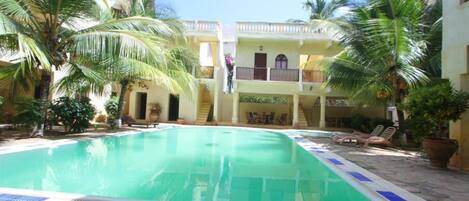 Una piscina al aire libre