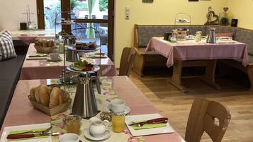 Free daily continental breakfast