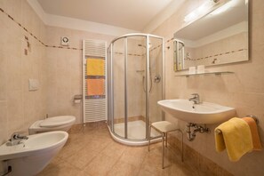 Een douche, handdoeken