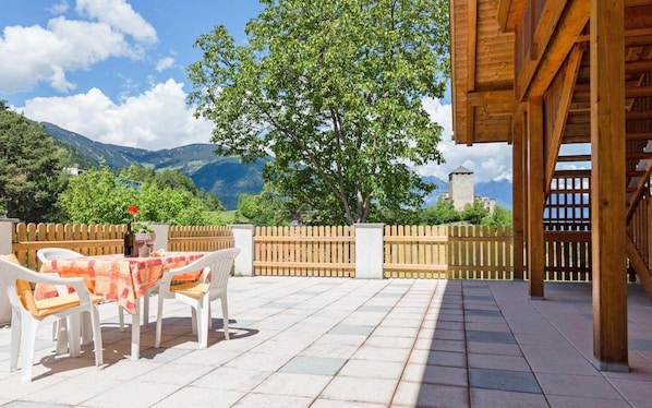 Outdoor dining - Apartment 'Stettnerhof Laugen' with Mountain View, Terrace & Wi-Fi (Völlan/Lana)