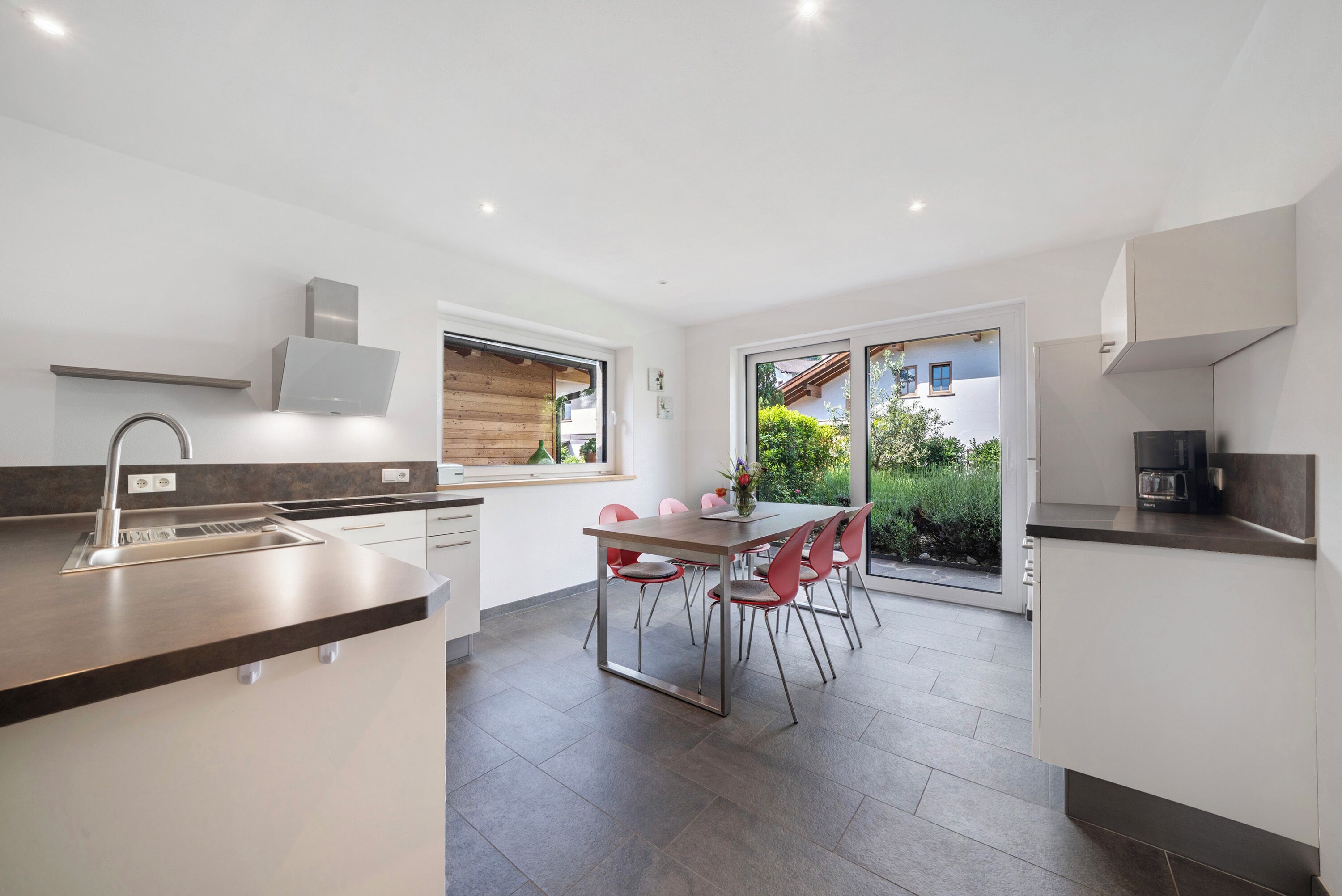 Kühlschrank, Mikrowelle, Herdplatte, Geschirrspüler