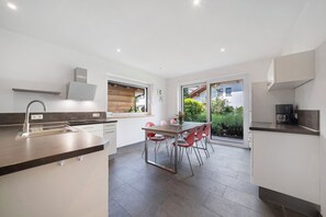 Geladeira, micro-ondas, cooktop, lava-louças