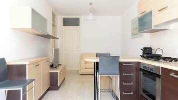 Frigorifero, microonde, forno, piano cottura