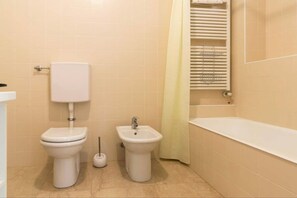 Bathtub, hair dryer, towels