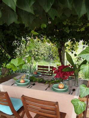 Outdoor dining - Country House That Welcomes Pets "Finca Can Paci" with Mountain Views (Santa Eulalia)