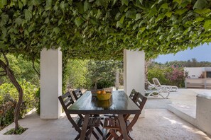 Outdoor dining - Country House That Welcomes Pets "Finca Can Paci" with Mountain Views (Santa Eulalia)