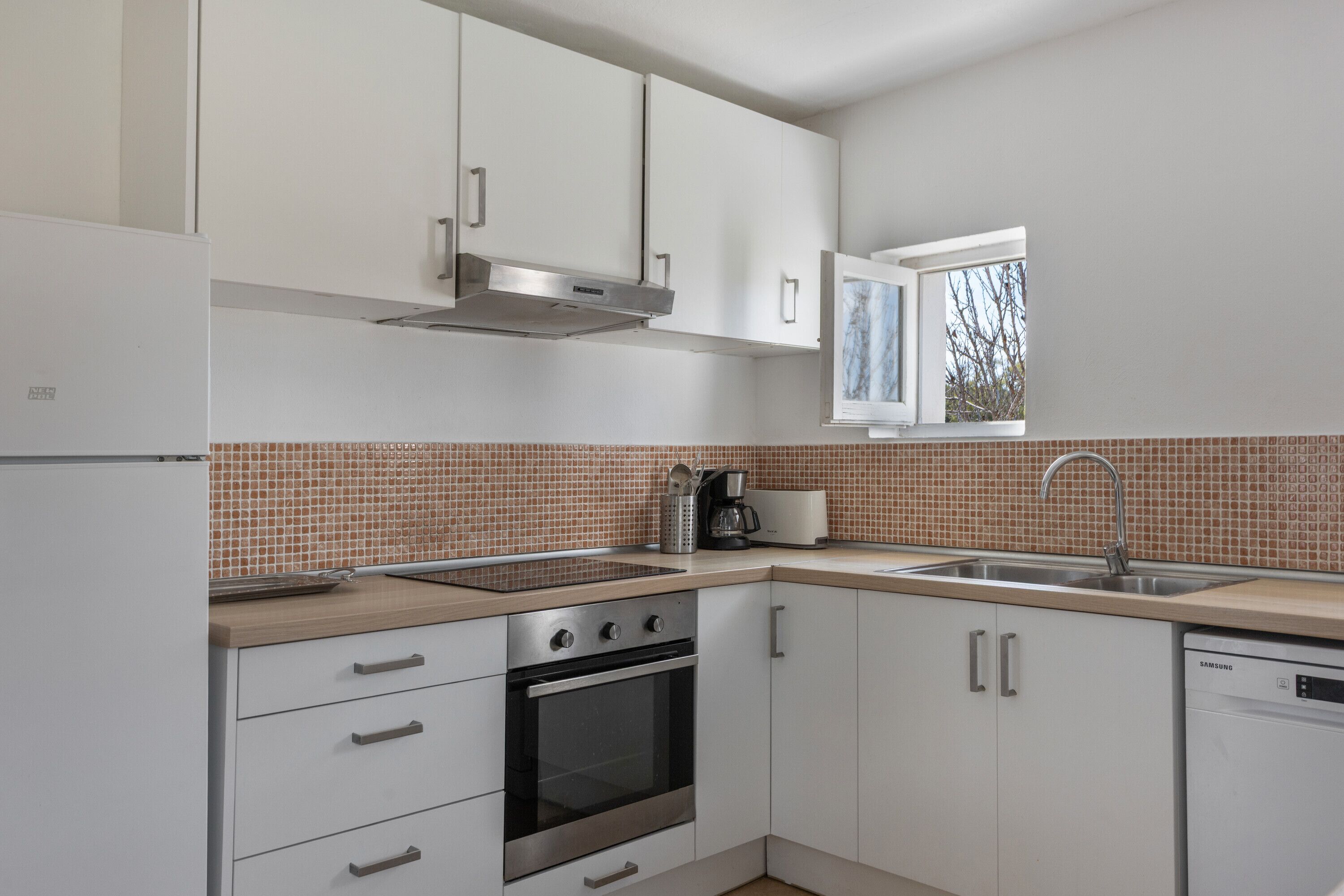 Kjøleskap, mikrobølgeovn, ovn og kokeplater