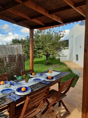 Outdoor dining - Country House That Welcomes Pets "Finca Can Paci" with Mountain Views (Santa Eulalia)
