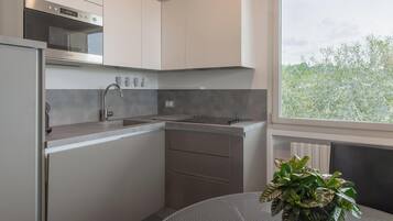 Een koelkast, een magnetron, een oven, een kookplaat