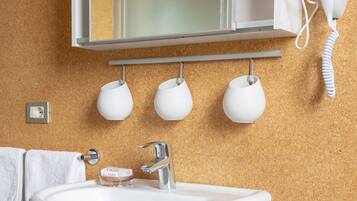 Een douche, een haardroger, handdoeken