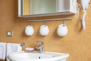 Shower, hair dryer, towels - Apartment "Studio Colline di Bardolino" with Wi-Fi & Garden 023006-LOC-00151 (Bardolino)