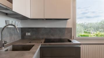 Een koelkast, een magnetron, een oven, een kookplaat