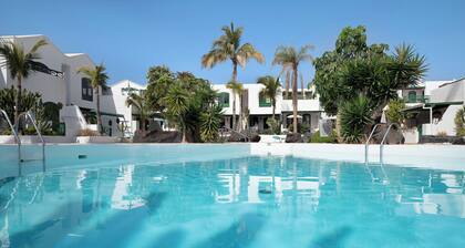 Maison "Apartamento Rocas Negras" à cÎté de la plage, avec vue sur la piscine et terrasses.