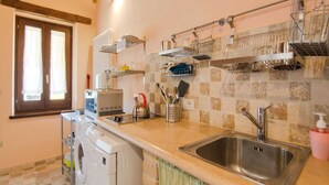 Coffee/tea maker, fridge, microwave, stovetop