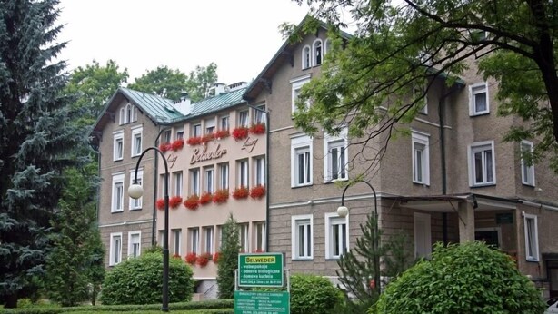A multi-story building with a sign indicating it is a hotel. - BELWEDER (Duszniki Zdroj)