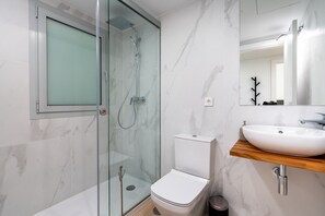 Ducha, secador de pelo, toallas