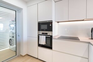 Jääkaappi, mikroaaltouuni, uuni, liesi