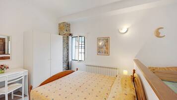 1 bedroom, bed sheets