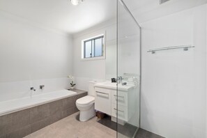 Badekar, hårføner, håndklær og såpe