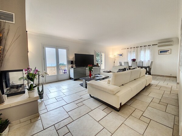 Älytelevisio, takka, pöytätennispöytä, stereot