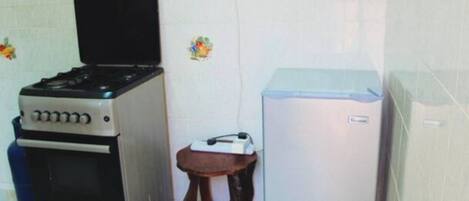 ثلاجة، فرن، موقد طهي مسطح، ماكينة لصنع القهوة/الشاي