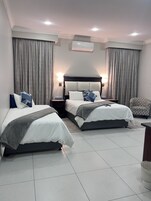 Luxury Triple Room | Desk, free WiFi