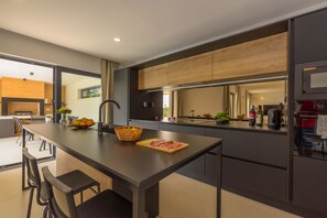 Frigorifero, microonde, forno, piano cottura