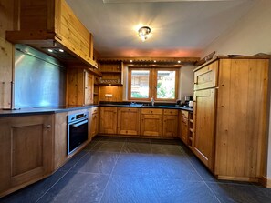 Fridge, microwave, oven, stovetop - Traditional chalet with mountain view - 12 guests (Samoëns)