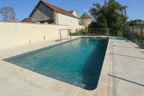 Una piscina al aire libre, una piscina climatizada