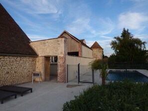 حمّام سباحة خارجي، حمّام سباحة مُدفَّأ