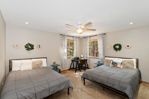 3 makuuhuonetta, työpöytä, Wi-Fi