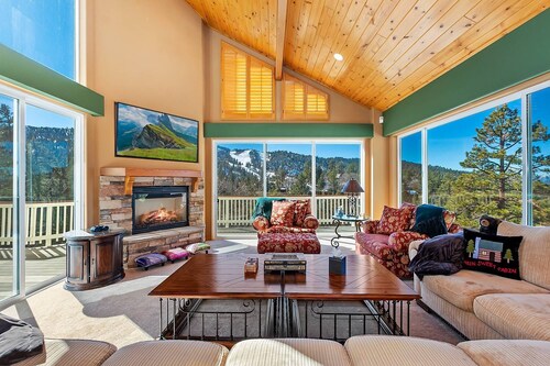 Moonlight Mountain Retreat by Destination Big Bear: Custom Home! Amazing Lake and Ski Slope Views! HOT TUB! Foosball!