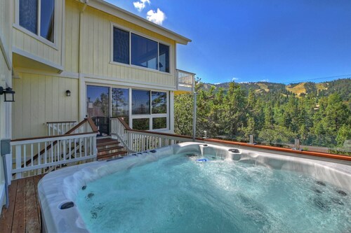 Moonlight Mountain Retreat by Destination Big Bear: Custom Home! Amazing Lake and Ski Slope Views! HOT TUB! Foosball!