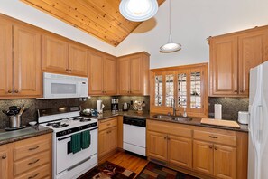 Køleskab, mikrobølgeovn, ovn, kogeplade