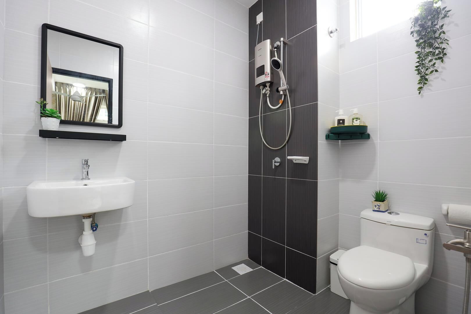 Ein modernes Badezimmer mit einem weißen Waschbecken, einer Toilette und einer Duschkabine.