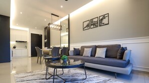Departamento de diseñador | Área de sala de estar | Smart TV de 40 pulgadas con canales digitales, Netflix y futbolito 