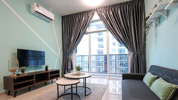 Apartament exclusiu | Sala d'estar | Televisor intel·ligent de 40 polzades amb canals digitals i Netflix