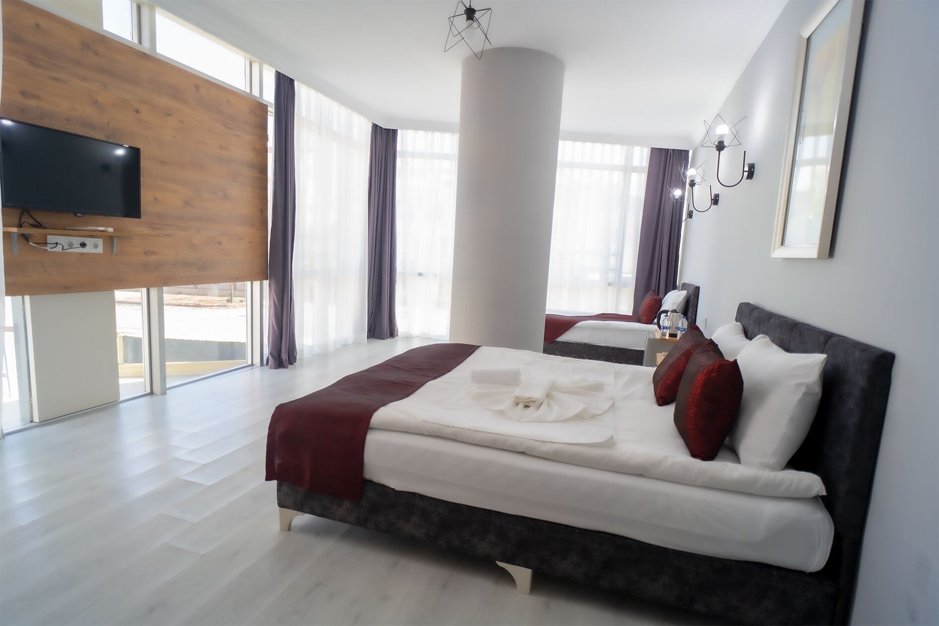 标准三人房 | 迷你吧、隔 音、免费 WiFi、床单