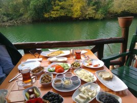 2 restaurantes, se sirve desayuno 