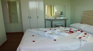 Escritorio, wifi gratis y ropa de cama 