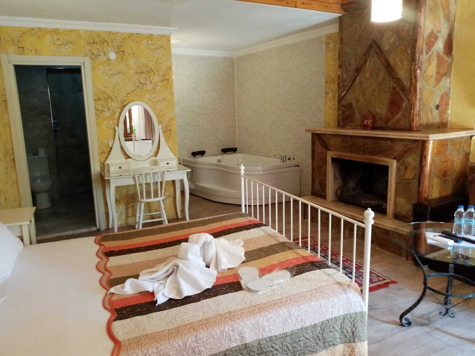 Escritorio, wifi gratis, ropa de cama