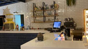2 restaurants servant le petit déjeuner, le déjeuner et le dîner